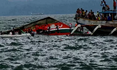 नाइजीरिया में नाव हादसा: 40 से ज्यादा लोगों की मौत, बचाव जारी नाइजीरिया में नाव हादसा: 40 से ज्यादा लोगों की मौत, बचाव जारी