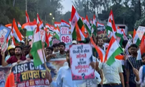 झारखंडः जेएसएससी-सीजीएल रद्द करने के विरोध में चयनित अभ्यर्थियों ने निकाली तिरंगा यात्रा, फैसला वापस लेने की मांग झारखंडः जेएसएससी-सीजीएल रद्द करने के विरोध में चयनित अभ्यर्थियों ने निकाली तिरंगा यात्रा, फैसला वापस लेने की मांग