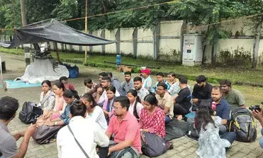 झारखंड : परीक्षाएं रद्द होने के कारण नौकरी से बेदखल कर्मी मंत्रालय से हटाए गए, अब धरने पर बैठे झारखंड : परीक्षाएं रद्द होने के कारण नौकरी से बेदखल कर्मी मंत्रालय से हटाए गए, अब धरने पर बैठे