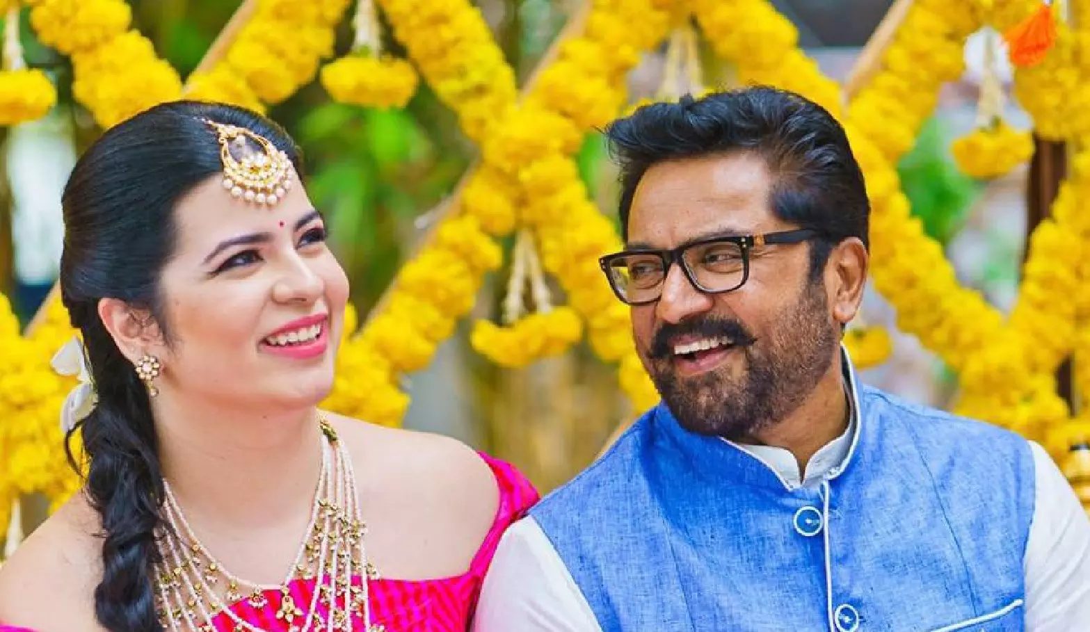 एक्ट्रेस के जन्मदिन पर पति ने लुटाया प्यार एक्ट्रेस के जन्मदिन पर पति ने लुटाया प्यार