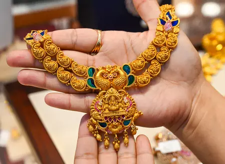 सेफ हेवन डिमांड से चमका सोना-चांदी; गोल्ड में 0.75 प्रतिशत तो सिल्वर में करीब 3,000 रुपए की तेजी सेफ हेवन डिमांड से चमका सोना-चांदी; गोल्ड में 0.75 प्रतिशत तो सिल्वर में करीब 3,000 रुपए की तेजी