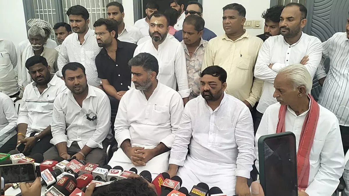 मेरठ में पुलिस पर मारपीट के आरोपों से गरमाया मामला, DIG सहारनपुर करेंगे जांच मेरठ में पुलिस पर मारपीट के आरोपों से गरमाया मामला, DIG सहारनपुर करेंगे जांच