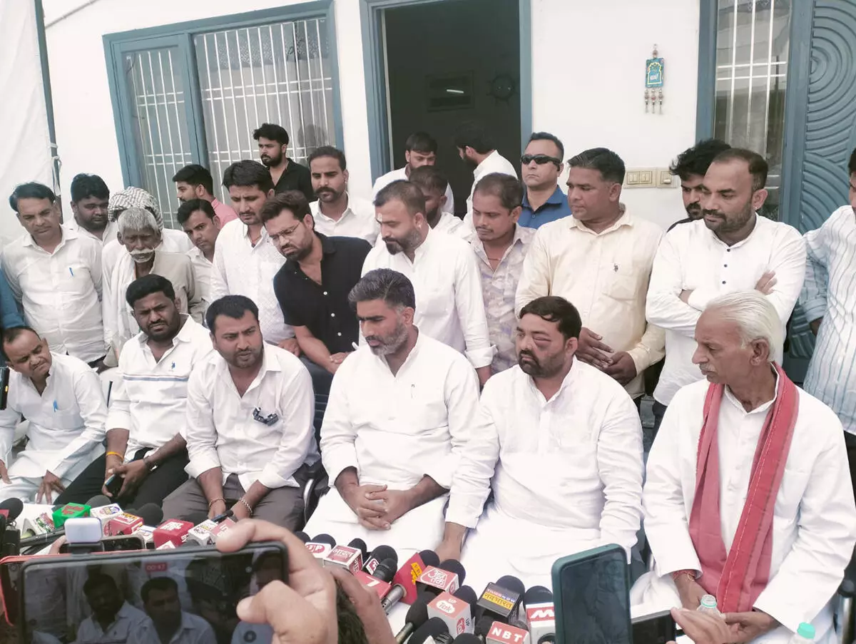 मेरठ में पुलिस पर मारपीट के आरोपों से गरमाया मामला, DIG सहारनपुर करेंगे जांच मेरठ में पुलिस पर मारपीट के आरोपों से गरमाया मामला, DIG सहारनपुर करेंगे जांच