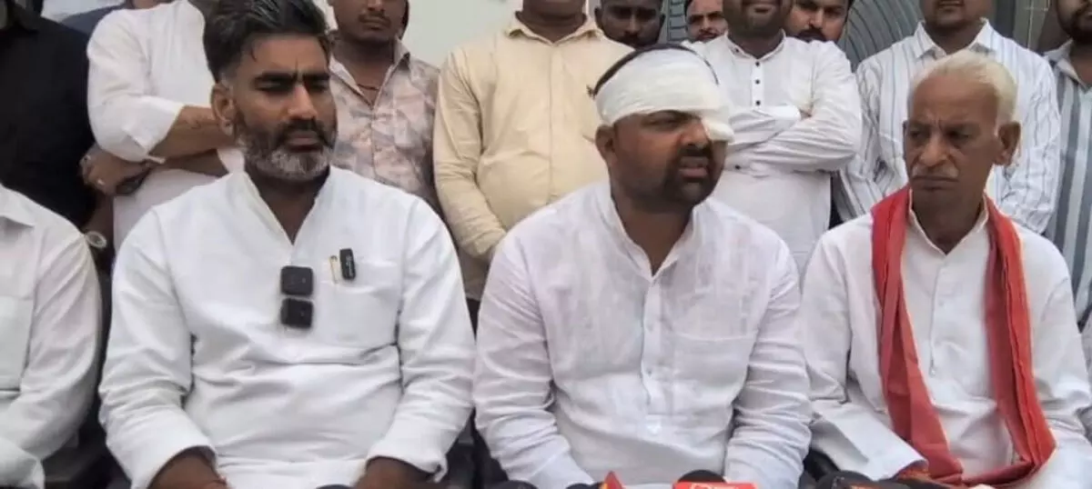 मेरठ में पुलिस पर मारपीट के आरोपों से गरमाया मामला, DIG सहारनपुर करेंगे जांच मेरठ में पुलिस पर मारपीट के आरोपों से गरमाया मामला, DIG सहारनपुर करेंगे जांच