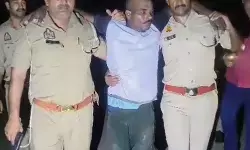 लोनी में पुलिस मुठभेड़ के बाद नकबजनी का आरोपी गिरफ्तार, 50 लाख के जेवर बरामद लोनी में पुलिस मुठभेड़ के बाद नकबजनी का आरोपी गिरफ्तार, 50 लाख के जेवर बरामद