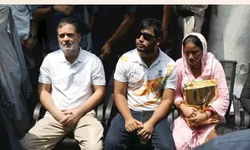 घायल साहिल के साथ धरने पर राहुल गांधी, FIR की मांग पर अड़े; बोले- शिकायत दर्ज होने तक नहीं हटेंगे घायल साहिल के साथ धरने पर राहुल गांधी, FIR की मांग पर अड़े; बोले- शिकायत दर्ज होने तक नहीं हटेंगे