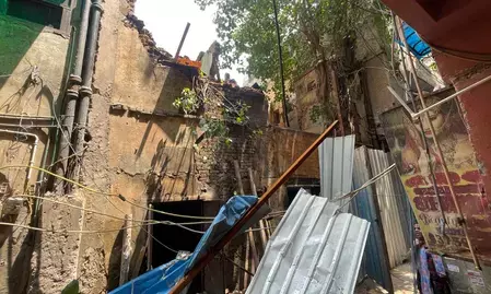 दिल्ली के करोल बाग में बड़ा हादसा! दो मंजिला इमारत गिरी, मलबे में दबने से मजदूर की मौत