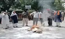 सज्जन कुमार पर कांग्रेस नेताओं के बयानों से नाराज सिख समुदाय, राहुल गांधी के आवास के बाहर प्रदर्शन