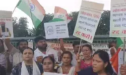 बिहारः लोकभवन जाने का प्रयास कर रहे पीएचडी डिग्रीधारकों को पुलिस ने आर ब्लॉक पर रोका, आमरण अनशन जारी बिहारः लोकभवन जाने का प्रयास कर रहे पीएचडी डिग्रीधारकों को पुलिस ने आर ब्लॉक पर रोका, आमरण अनशन जारी