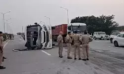 ग्रेटर नोएडा: ईस्टर्न पेरीफेरल हाईवे पर कर्मचारियों से भरी बस पलटी, 14 घायल ग्रेटर नोएडा: ईस्टर्न पेरीफेरल हाईवे पर कर्मचारियों से भरी बस पलटी, 14 घायल