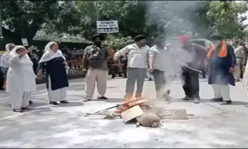 सज्जन कुमार पर कांग्रेस नेताओं के बयानों से नाराज सिख समुदाय, राहुल गांधी के आवास के बाहर प्रदर्शन