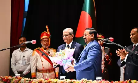 राष्ट्रपति मिर्जा फखरुल ने शहीदों को किया नमन