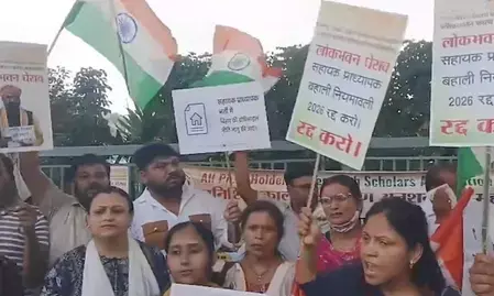 बिहारः लोकभवन जाने का प्रयास कर रहे पीएचडी डिग्रीधारकों को पुलिस ने आर ब्लॉक पर रोका, आमरण अनशन जारी बिहारः लोकभवन जाने का प्रयास कर रहे पीएचडी डिग्रीधारकों को पुलिस ने आर ब्लॉक पर रोका, आमरण अनशन जारी