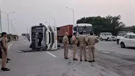 ग्रेटर नोएडा: ईस्टर्न पेरीफेरल हाईवे पर कर्मचारियों से भरी बस पलटी, 14 घायल