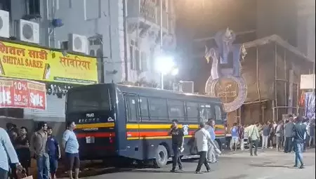 मुंबई में 22 फीट ऊंची भगवान गणेश की मूर्ति गिरी, 2 लोगों की मौत और 5 घायल मुंबई में 22 फीट ऊंची भगवान गणेश की मूर्ति गिरी, 2 लोगों की मौत और 5 घायल