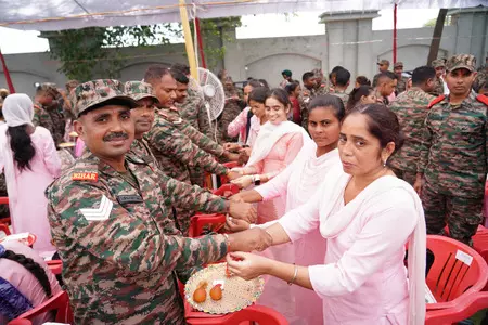 पंजाब की महिलाओं ने सशस्त्र बलों के लिए 1,100 खास राखियां तैयार कीं पंजाब की महिलाओं ने सशस्त्र बलों के लिए 1,100 खास राखियां तैयार कीं