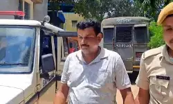 बंगाल: बांकुरा में जबरन वसूली और मारपीट के आरोप में तृणमूल नेता गिरफ्तार बंगाल: बांकुरा में जबरन वसूली और मारपीट के आरोप में तृणमूल नेता गिरफ्तार