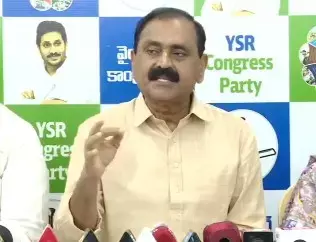 टीटीडी के पूर्व चेयरमैन ने तिरुमाला पहाड़ी पर शराब के बड़े रैकेट का आरोप लगाया टीटीडी के पूर्व चेयरमैन ने तिरुमाला पहाड़ी पर शराब के बड़े रैकेट का आरोप लगाया