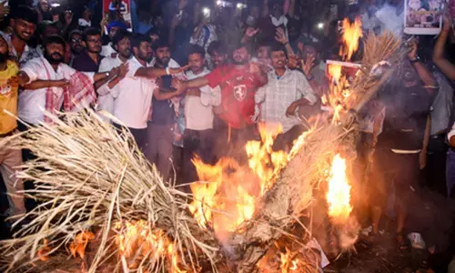 रांची में सीएम के पुतला दहन के दौरान झड़प, तीन एफआईआर, 14 नामजद समेत कई अन्य आरोपी रांची में सीएम के पुतला दहन के दौरान झड़प, तीन एफआईआर, 14 नामजद समेत कई अन्य आरोपी