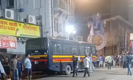 मुंबई में 22 फीट ऊंची भगवान गणेश की मूर्ति गिरी, 2 लोगों की मौत और 5 घायल