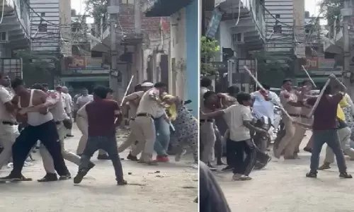 दिल्ली में पुलिसकर्मियों पर हमला, आंखों में मिर्च पाउडर डाला; ईंट-डंडों से भी की मारपीट, हमले का वीडियो वायरल दिल्ली में पुलिसकर्मियों पर हमला, आंखों में मिर्च पाउडर डाला; ईंट-डंडों से भी की मारपीट, हमले का वीडियो वायरल