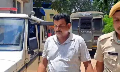 बंगाल: बांकुरा में जबरन वसूली और मारपीट के आरोप में तृणमूल नेता गिरफ्तार बंगाल: बांकुरा में जबरन वसूली और मारपीट के आरोप में तृणमूल नेता गिरफ्तार