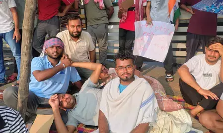 रांची: सेंट्रल यूनिवर्सिटी में मेस शुल्क बढ़ोतरी और खराब भोजन के विरोध में भूख हड़ताल, आंदोलन पर उतरे छात्र रांची: सेंट्रल यूनिवर्सिटी में मेस शुल्क बढ़ोतरी और खराब भोजन के विरोध में भूख हड़ताल, आंदोलन पर उतरे छात्र