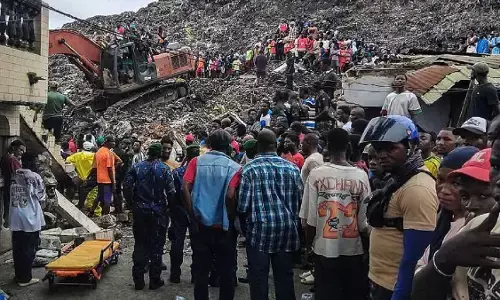 गिनी की राजधानी कोनाक्री में कचरे का पहाड़ ढहा, 22 लोगों की मौत गिनी की राजधानी कोनाक्री में कचरे का पहाड़ ढहा, 22 लोगों की मौत