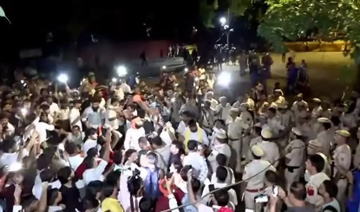 आरक्षण विरोधी प्रदर्शन दिल्ली से यूपी तक, देर रात पुलिस की कार्रवाई आरक्षण विरोधी प्रदर्शन दिल्ली से यूपी तक, देर रात पुलिस की कार्रवाई
