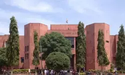 घरेलू हिंसा पीड़ित महिलाओं को आवास सुरक्षा पाने के लिए केस खत्म होने का इंतजार करने की जरूरत नहीं : हाईकोर्ट घरेलू हिंसा पीड़ित महिलाओं को आवास सुरक्षा पाने के लिए केस खत्म होने का इंतजार करने की जरूरत नहीं : हाईकोर्ट