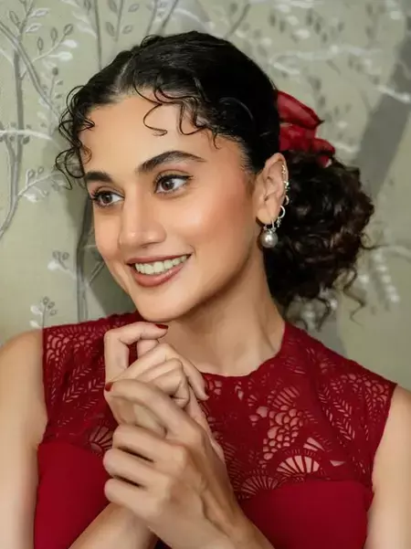 कंगना के सस्ती कॉपी वाले तंज पर तापसी का जवाब कंगना के सस्ती कॉपी वाले तंज पर तापसी का जवाब