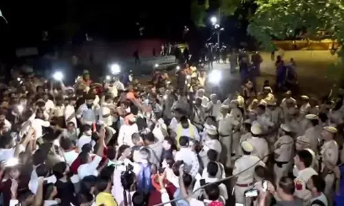 आरक्षण विरोधी प्रदर्शन दिल्ली से यूपी तक, देर रात पुलिस की कार्रवाई