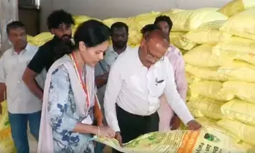 कर्नाटक : कलबुर्गी में खाद की कालाबाजारी का भंडाफोड़, 1400 बोरी यूरिया जब्त कर्नाटक : कलबुर्गी में खाद की कालाबाजारी का भंडाफोड़, 1400 बोरी यूरिया जब्त