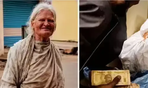 भीख मांगकर गुजारा करने वाली बुजुर्ग महिला के घर से मिलीं नोटों से भरी 30 से ज्यादा बोरियां, देखकर दंग रह गए लोग