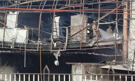 कोलकाता एयरपोर्ट के पास कार शोरूम में भीषण आग: 20 से अधिक गाड़ियां जलकर खाक, कोई हताहत नहीं कोलकाता एयरपोर्ट के पास कार शोरूम में भीषण आग: 20 से अधिक गाड़ियां जलकर खाक, कोई हताहत नहीं