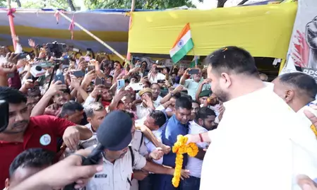 बिहार: छात्रों के समर्थन में गर्दनीबाग पहुंचे तेजस्वी यादव, बोले- महागठबंधन मजबूती से आपके साथ बिहार: छात्रों के समर्थन में गर्दनीबाग पहुंचे तेजस्वी यादव, बोले- महागठबंधन मजबूती से आपके साथ