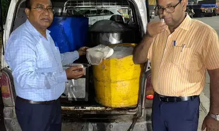 नोएडा: रक्षाबंधन से पहले खाद्य सुरक्षा विभाग की बड़ी कार्रवाई, 100 किलो रसगुल्ले कराए नष्ट नोएडा: रक्षाबंधन से पहले खाद्य सुरक्षा विभाग की बड़ी कार्रवाई, 100 किलो रसगुल्ले कराए नष्ट