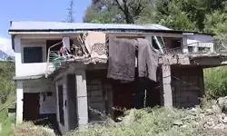 हिमाचल: कुल्लू में स्कूल की इमारत बनने के सात साल बाद ही इस्तेमाल के लायक नहीं रही हिमाचल: कुल्लू में स्कूल की इमारत बनने के सात साल बाद ही इस्तेमाल के लायक नहीं रही