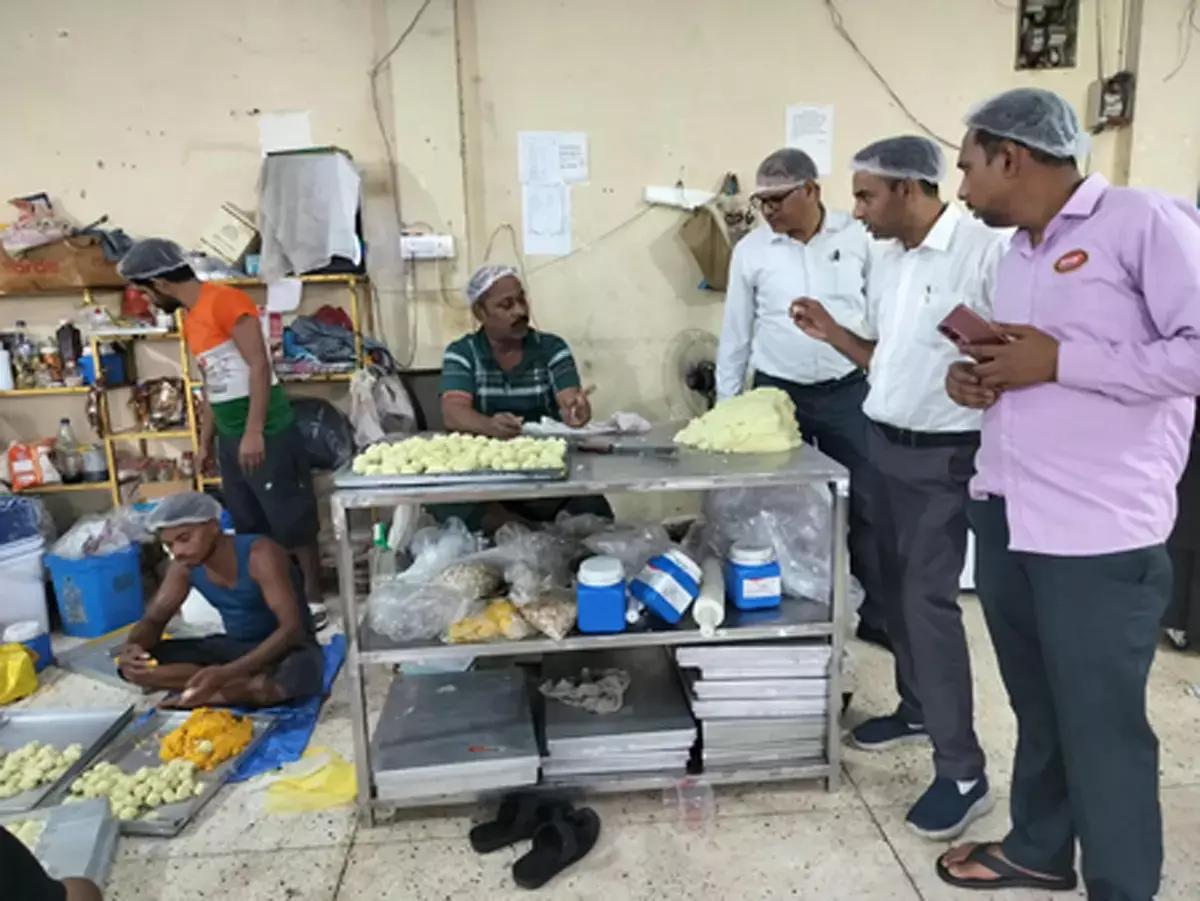 नोएडा: रक्षाबंधन से पहले खाद्य सुरक्षा विभाग की बड़ी कार्रवाई, 100 किलो रसगुल्ले कराए नष्ट नोएडा: रक्षाबंधन से पहले खाद्य सुरक्षा विभाग की बड़ी कार्रवाई, 100 किलो रसगुल्ले कराए नष्ट