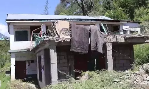 हिमाचल: कुल्लू में स्कूल की इमारत बनने के सात साल बाद ही इस्तेमाल के लायक नहीं रही हिमाचल: कुल्लू में स्कूल की इमारत बनने के सात साल बाद ही इस्तेमाल के लायक नहीं रही
