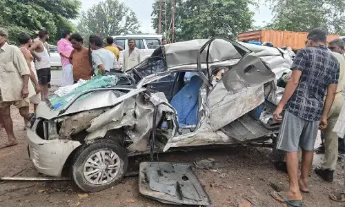 यूपी के बाराबंकी में दर्दनाक सड़क हादसा, डंपर में फंसी कार 50 मीटर तक घिसटी; परिवार के चार लोगों की मौत
