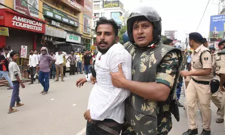 बिहार: पटना में छात्रों का प्रदर्शन हुआ हिंसक, डीएसपी घायल बिहार: पटना में छात्रों का प्रदर्शन हुआ हिंसक, डीएसपी घायल
