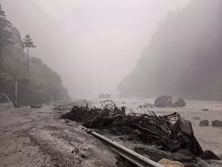 नेपाल में बाढ़ का कहर, 105 भारतीय पर्यटक लापता नेपाल में बाढ़ का कहर, 105 भारतीय पर्यटक लापता