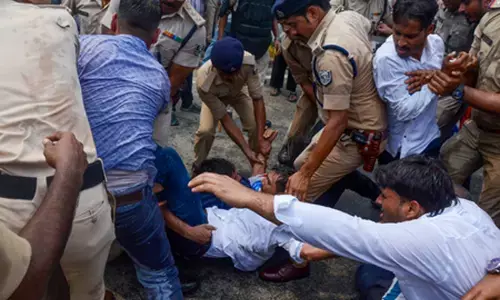बिहार: परीक्षा परिणाम में गड़बड़ी के आरोप पर आर्यभट्ट नॉलेज यूनिवर्सिटी के बाहर छात्रों का प्रदर्शन, पुलिस से झड़प