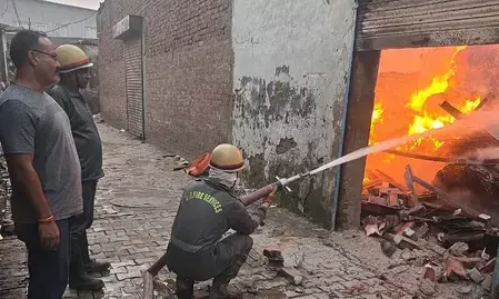 साहिबाबाद में पेपर मार्ट में लगी भीषण आग, फायर सर्विस की तत्परता से टला बड़ा हादसा साहिबाबाद में पेपर मार्ट में लगी भीषण आग, फायर सर्विस की तत्परता से टला बड़ा हादसा