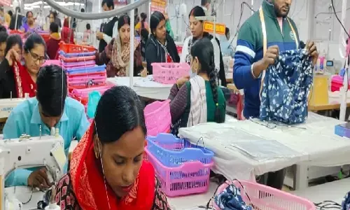 यूपी के श्रमिकों को बड़ा तोहफा: एक साल की सेवा पर मिलेगी ग्रेच्युटी, महिलाओं को नाइट शिफ्ट में काम की छूट यूपी के श्रमिकों को बड़ा तोहफा: एक साल की सेवा पर मिलेगी ग्रेच्युटी, महिलाओं को नाइट शिफ्ट में काम की छूट
