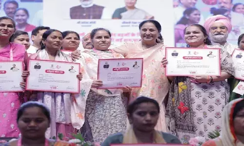 दिल्ली लक्ष्मी योजना: महिलाओं को मिला बड़ा तोहफा, सीएम रेखा गुप्ता ने बांटे 2500 रुपये के लाभार्थी पत्र