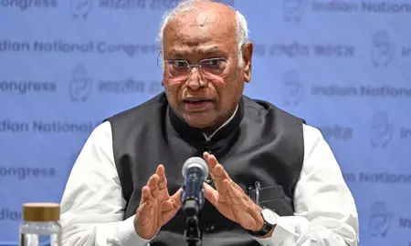 नेपाल बाढ़ त्रासदी पर मल्लिकार्जुन खड़गे ने जताया दुख, लापता भारतीयों को लेकर केंद्र से त्वरित कार्रवाई की मांग नेपाल बाढ़ त्रासदी पर मल्लिकार्जुन खड़गे ने जताया दुख, लापता भारतीयों को लेकर केंद्र से त्वरित कार्रवाई की मांग