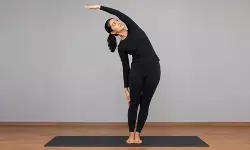 रीढ़ को लचीला बनाता है तिर्यक ताड़ासन रीढ़ को लचीला बनाता है तिर्यक ताड़ासन