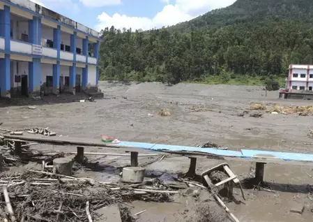 नेपाल में ग्लेशियल झीलें फटने का खतरा बढ़ा नेपाल में ग्लेशियल झीलें फटने का खतरा बढ़ा